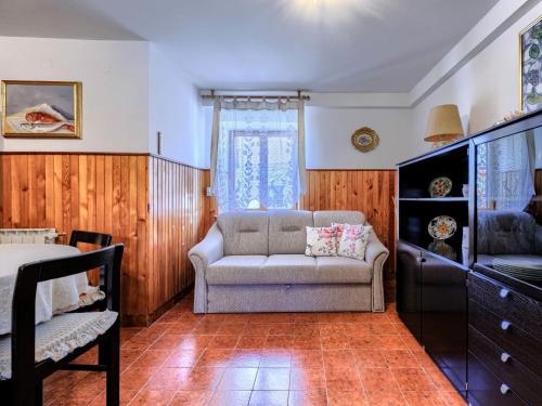 a living room with a couch and a bed at Holiday Home Villa Maria by Interhome in Tar