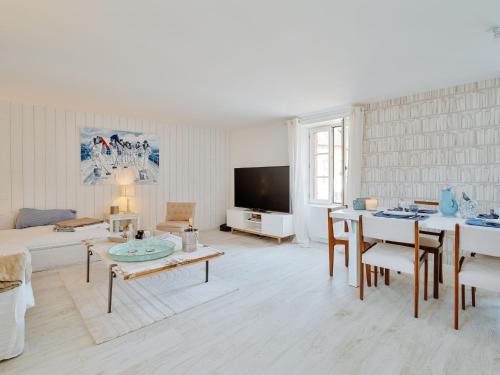 un salon avec un canapé et une table dans l'établissement Holiday Home Les Ormeaux by Interhome, à Saint-Briac-sur-Mer