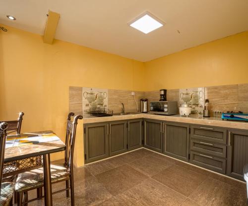 Una cocina o zona de cocina en Sunset Bliss Pereybere