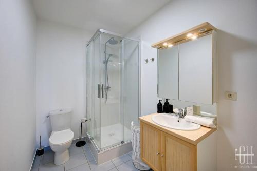 une salle de bain avec une douche, des toilettes et un lavabo dans l'établissement Le St Grégoire - Proche Centre Ville, à Tours