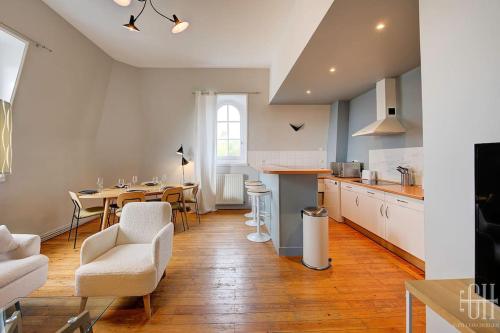 une cuisine et une salle à manger avec une table et des chaises dans l'établissement Le St Grégoire - Proche Centre Ville, à Tours