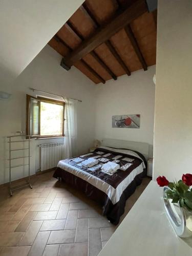 a bedroom with a bed in the corner of a room at Lo Stucchio in Monterotondo