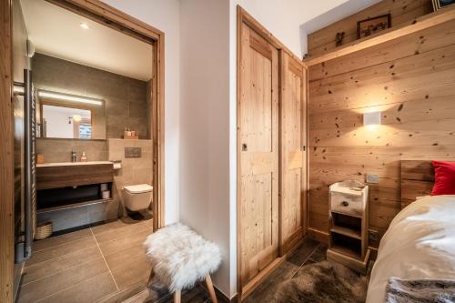une chambre avec un lit et une salle de bain avec un lavabo dans l'établissement PORTES DU PLENEY 203 exceptionnel T5 pour 8 personnes au pied du Pleney, à Morzine