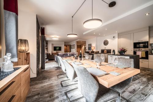 une salle à manger avec une longue table et des chaises dans l'établissement PORTES DU PLENEY 203 exceptionnel T5 pour 8 personnes au pied du Pleney, à Morzine