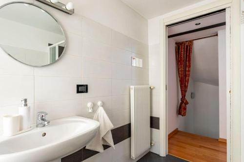 ein Badezimmer mit Waschbecken und Spiegel in der Unterkunft Terratetto in centro con parcheggio in Udine