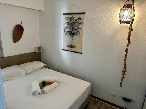 - une chambre avec un lit blanc et une photo de palmier dans l'établissement 085 - Les Villégiales - 4 pers - Piscine - Golf, à La Grande Motte