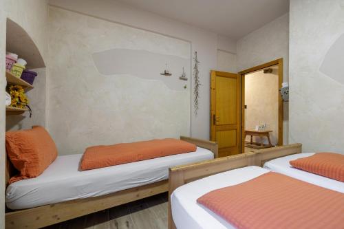 Ένα ή περισσότερα κρεβάτια σε δωμάτιο στο Agriturismo Maso Rocca