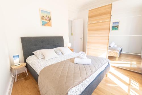 une chambre avec un grand lit dans une pièce dans l'établissement PREMIUM T2 neuf 2ème étage ultra Centre Lorient par Groom, à Lorient