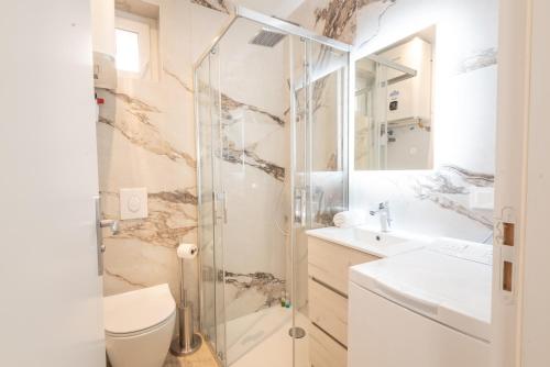 une salle de bain avec une douche, des toilettes et un lavabo dans l'établissement PREMIUM T2 neuf 2ème étage ultra Centre Lorient par Groom, à Lorient