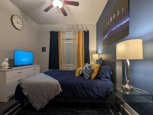 a bedroom with a bed and a ceiling fan at The Artemis - 1 Bd Apt near JSC in Houston