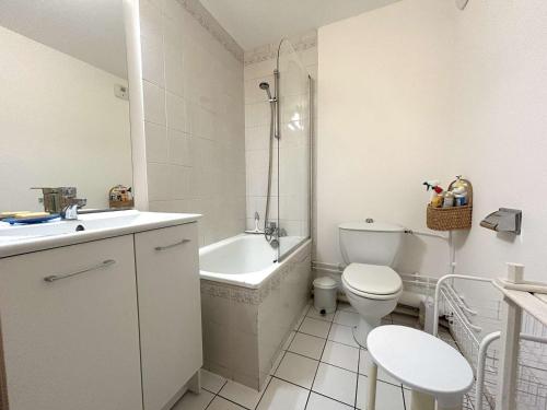 a bathroom with a toilet and a tub and a sink at Studio cosy 4 pers, proche pistes et commerces, La Salle-les-Alpes - FR-1-330F-79 in Serre Chevalier