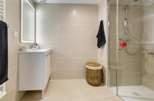 une salle de bain avec douche et lavabo dans l'établissement Résidence de Troyes, à Troyes