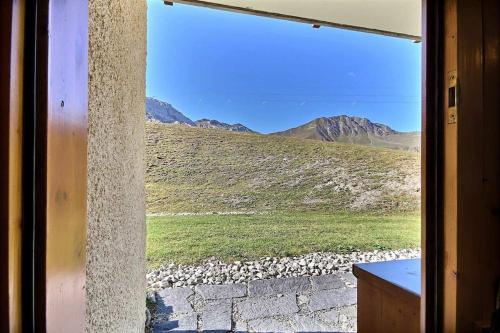 Elle offre une vue sur la montagne depuis sa fenêtre. dans l'établissement La Plagne Appartement 5 couchages Skis aux pieds, à La Plagne Tarentaise