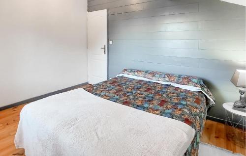 Ένα ή περισσότερα κρεβάτια σε δωμάτιο στο 4 Bedroom Amazing Home In Lanton