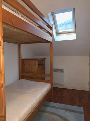a bedroom with two bunk beds and a window at T2 Cabine 4 à 6 pers Vue Montagne et Piscine in Vignec