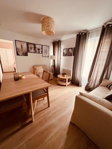 un salon avec une table et un canapé dans l'établissement Proche Paris & Stade De France & Adidas Arena, à Saint-Denis