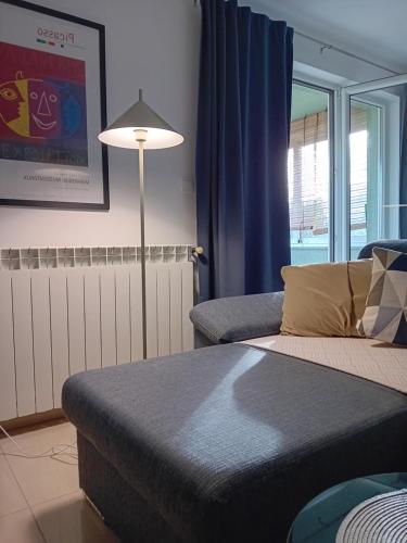 salon z 2 łóżkami i lampką w obiekcie Apartments Karmen Pula w Puli