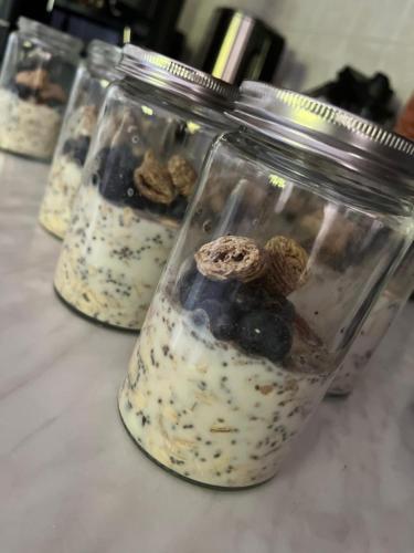 un gruppo di quattro barattoli di vetro pieni di cibo di Casa Alba Blu a Dogliani