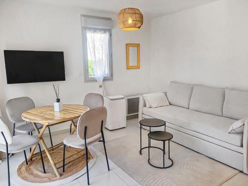 un salon avec un canapé et une table dans l'établissement Séjour Central Cavalaire sur Mer - Élégance & Confort, à Cavalaire-sur-Mer