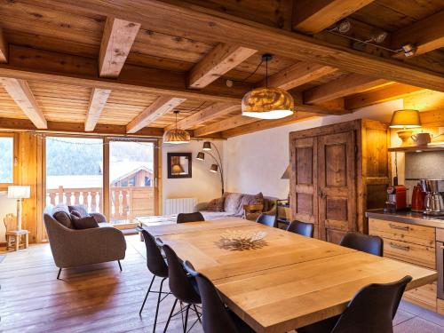 une salle à manger avec une table et des chaises en bois dans l'établissement Appartement en résidence standing, ski aux pieds et garage, à Montgenèvre
