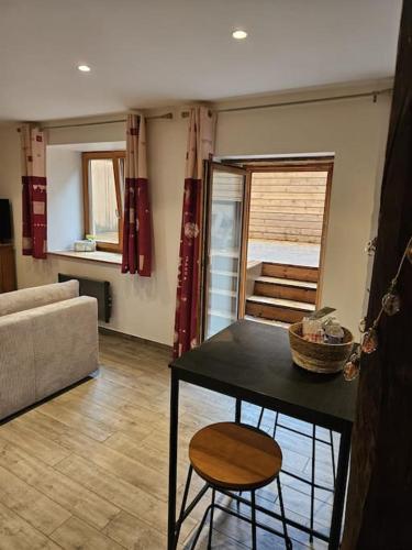 un salon avec une table et une chaise dans l'établissement Les 3 petits coeurs, à Eguisheim