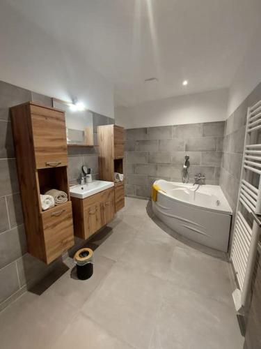 une salle de bain avec une baignoire et un lavabo et une baignoire dans l'établissement Bella Vita Garancia Grand T3 Neuf avec piscine à Porticcio, à Grosseto-Prugna