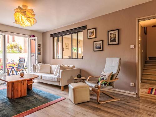 un salon avec un canapé et des chaises dans l'établissement Holiday Home La Roue à Aubes by Interhome, à LʼIsle-sur-la-Sorgue