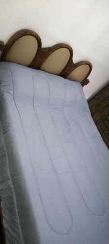 a close up of a bed with a white blanket at Apartamento Loft Confort 02 in Ponta Porã