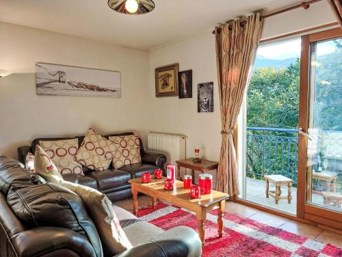 un salon avec un canapé et une table dans l'établissement Apartment Domaine de Crespin by Interhome, à Saint-Gervais-les-Bains