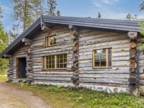 Blockhaus mit schwarzem Dach in der Unterkunft Holiday Home Kuusi-ruka 6 by Interhome in Rukatunturi 