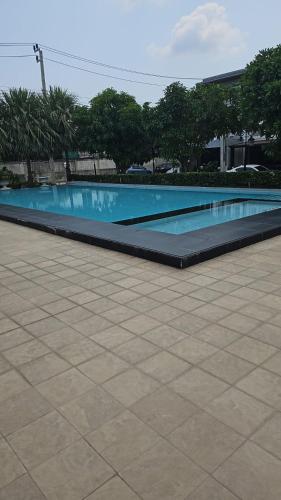 an empty swimming pool in a building at Thai Family Home in Ban Khlong Thewa