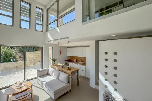 Ruang duduk di Youphoria Sea View Villas