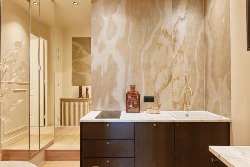 Versailles Suite - Duke Housing