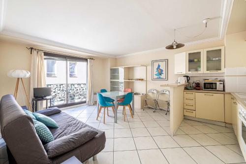 un salon avec un canapé et une table dans l'établissement LE CASANOVA avec balcon au cœur du centre-ville, à Cannes