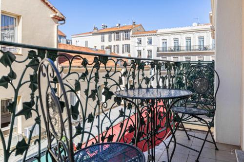 d'un balcon avec des tables et des chaises. dans l'établissement LE CASANOVA avec balcon au cœur du centre-ville, à Cannes