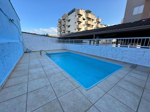 ウバトゥバにあるUbatuba UBA-HOME Apto 116の建物のあるパティオのスイミングプール