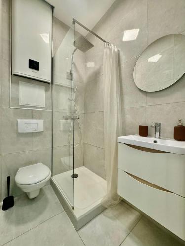 une salle de bain avec une douche, des toilettes et un lavabo dans l'établissement STUDIO - Le Port Dolce Vita à Nice, à Nice