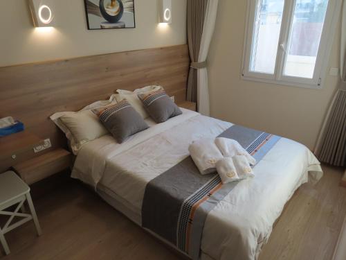 a bedroom with a bed with two stuffed animals on it at Chambre deux personnes avec salle de bain privative in Bondy