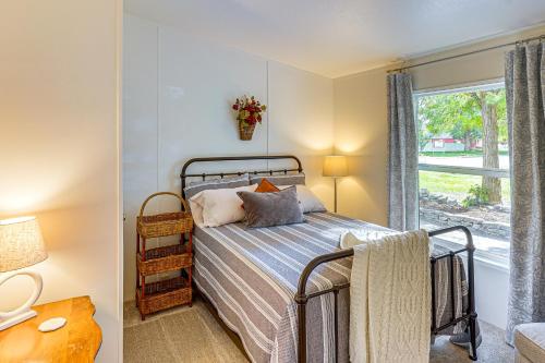 Katil atau katil-katil dalam bilik di 1 Mi to Tubbs Hill and Lake Midtown Home with Yard!
