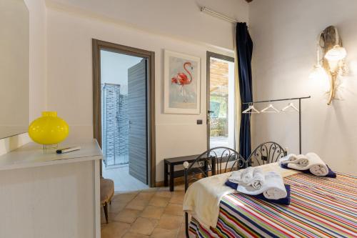 Habitación con cama y mesa con toallas en Villa Antica Aia con piscina, en Scicli