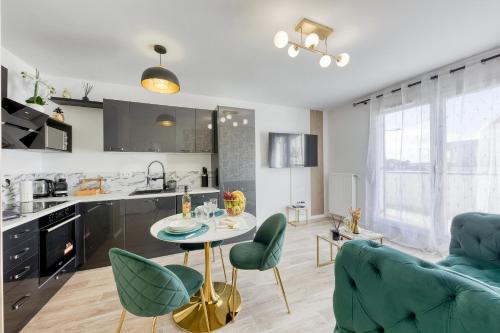 une cuisine et un salon avec une table et des chaises dans l'établissement Cosy Melun 25 min Gare de Lyon, à Melun