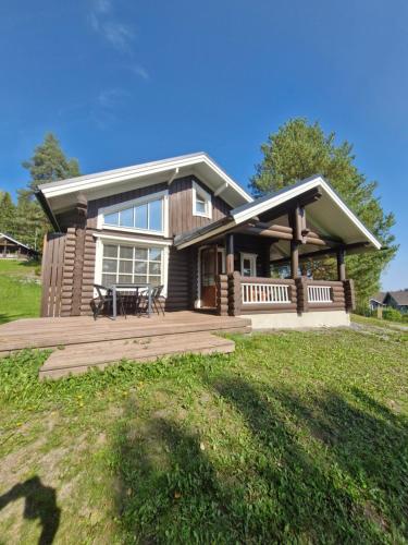 ein Haus mit einer großen Terrasse und einem Haus in der Unterkunft Himoskoti in Jämsä