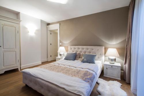 um quarto com uma cama grande e almofadas azuis em udanypobyt Apartamenty Pastelowe em Zakopane