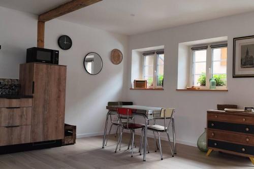 une salle à manger avec une table et quelques chaises dans l'établissement Belle petite maison de 70m2, à Neuwiller-lès-Saverne