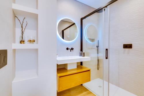 a bathroom with a sink and a shower at Apartamento Gaivota frente-mar in Quarteira