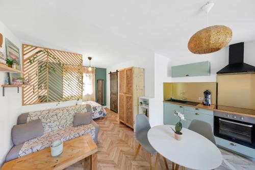 un salon avec un canapé et une table dans l'établissement Jolie maisonnette paisible, au Pradet