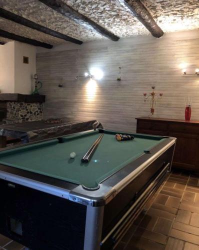 Cette chambre dispose d'une table de billard. dans l'établissement Location Estivale en Haute Corse, à Scata