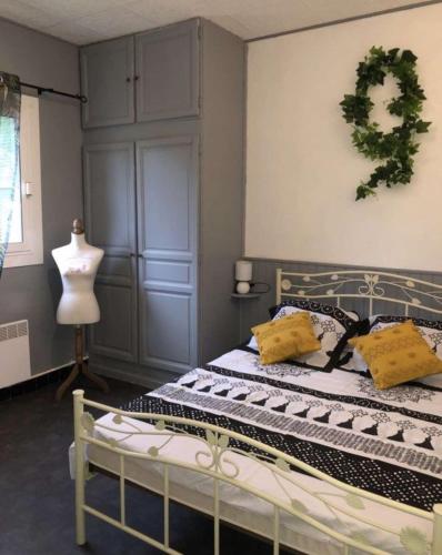 une chambre avec un lit avec des oreillers jaunes dessus dans l'établissement Location Estivale en Haute Corse, à Scata