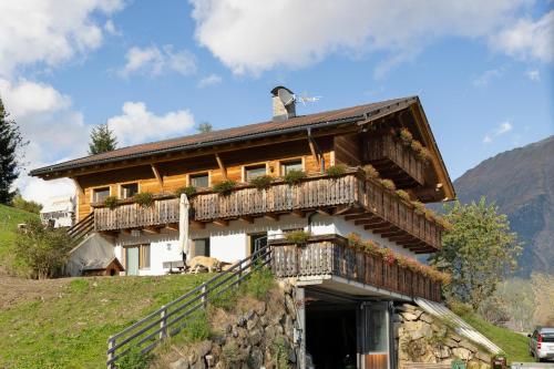 VallargaにあるOberhof Apt Panoramaの山の上のバルコニー付きの家