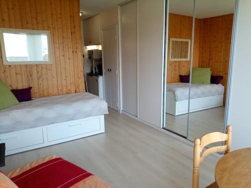Postel nebo postele na pokoji v ubytování Gîte de Trescadec